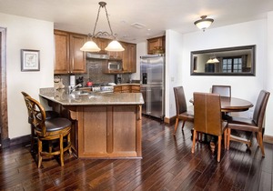Walk to Avon | Free Shuttle to the Slopes | Pool & Hot Tub!