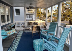 Walk to beach , bay , shopping & restaurants , Sunset Views at end of our st 1
