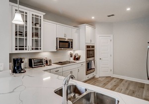 Walk to Fish Haul Beach - brand-new home with multiple decks, AC & fast WiFi
