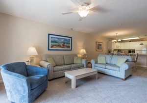 Walk to the beach - Condo near the bay with private balcony & pool access