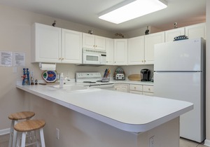 Walk to the beach - Condo near the bay with private balcony & pool access