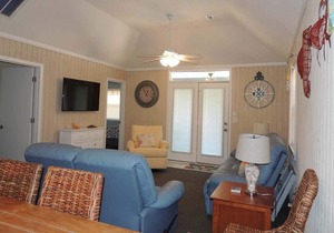 Walk to the Beach Guest Cottage with Full Kitchen!