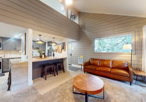 Walkable Corner Condo w/Fireplace & Shared Pool/Hot Tub/Sauna/Tennis