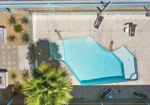 Walkable DTPH Studio w/Pool and Parking