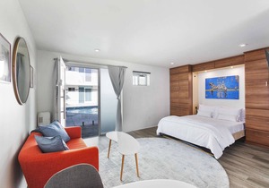 Walkable DTPH Studio w/Pool and Parking