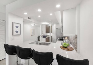 Walkout condo w/beach access/pool/tennis/grills