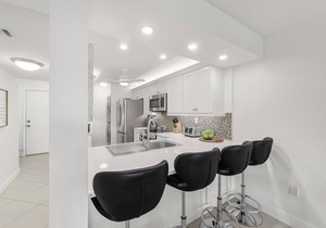 Walkout condo w/beach access/pool/tennis/grills