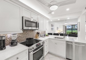 Walkout condo w/beach access/pool/tennis/grills