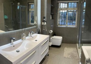 Wandworth, South London Deluxe King Room 2