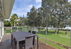 Wangi Lakehouse - renovated Lake Macquarie lakefront Location