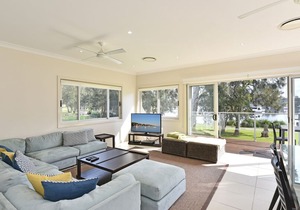 Wangi Lakehouse - renovated Lake Macquarie lakefront Location