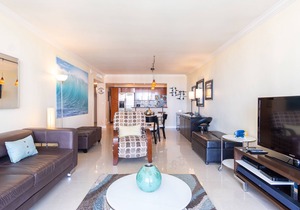 Warm condo w/striking ocean & park views | WIFI + Parking