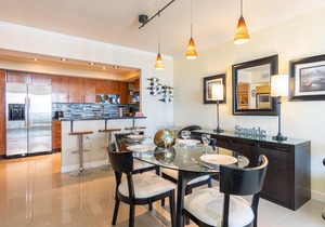 Warm condo w/striking ocean & park views | WIFI + Parking