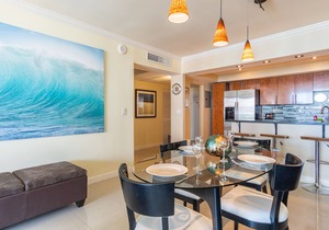 Warm condo w/striking ocean & park views | WIFI + Parking