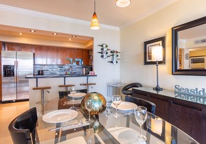 Warm condo w/striking ocean & park views | WIFI + Parking