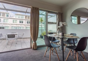 Warm & inviting 1 bedroom Apartment in the Viaduct Harbour