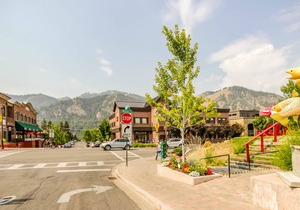 Warm Springs home w/private hot tub & breathtaking ski views of Bald Mountain!