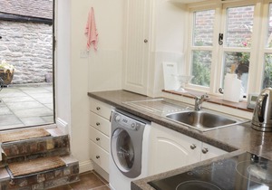 WASH HOUSE COTTAGE, pet friendly, with a garden in Much Wenlock
