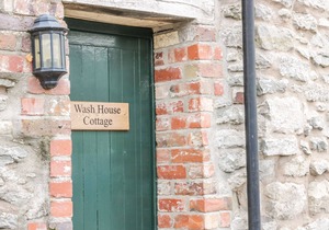 WASH HOUSE COTTAGE, pet friendly, with a garden in Much Wenlock