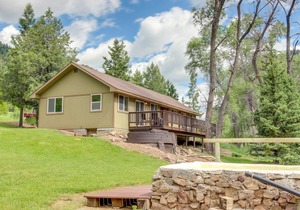 Waterfront cabins next to nature preserve - private hot tub & river views!