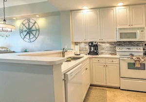 Waterfront Condo-Sleeps 6. Burnt Store Marina. Pool, Golf, boating, and more.