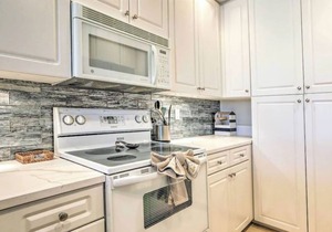 Waterfront Condo-Sleeps 6. Burnt Store Marina. Pool, Golf, boating, and more.