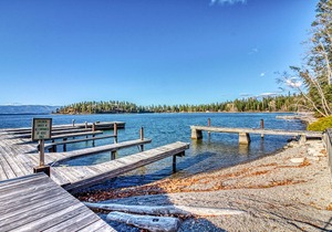 Waterfront studio with beautiful mountain & lake views, lawn & swimming docks