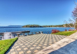 Waterfront studio with beautiful mountain & lake views, lawn & swimming docks