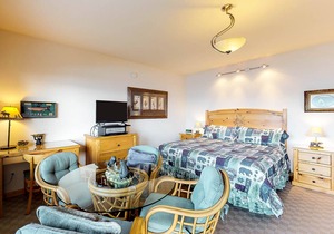 Waterfront studio with beautiful mountain & lake views, lawn & swimming docks