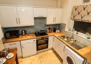 WATERHEAD COTTAGE, pet friendly, with open fire in Ambleside