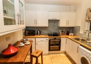 WATERHEAD COTTAGE, pet friendly, with open fire in Ambleside