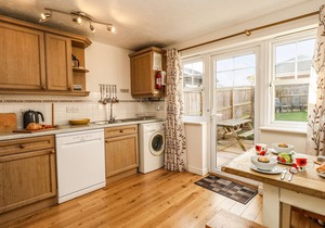 WATERS EDGE, pet friendly, with a garden in Wyke Regis