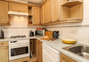 WATERS EDGE, pet friendly, with a garden in Wyke Regis