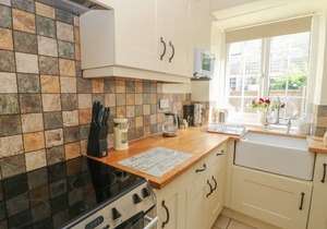 WEDGEWOOD COTTAGE, pet friendly, with open fire in Middleham