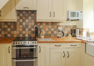 WEDGEWOOD COTTAGE, pet friendly, with open fire in Middleham