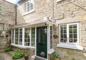 WEDGEWOOD COTTAGE, pet friendly, with open fire in Middleham