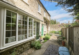 WEDGEWOOD COTTAGE, pet friendly, with open fire in Middleham