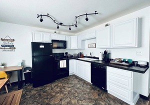 🌲 Welcome to Ice Lake Condo! Nestled on the 2nd floor, just a short walk from Wallowa Lake
