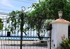 Welcome to the unpretentious and breezy Graceville, steps away from the beach