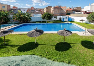 Welcome to this apartment with shared pool outside Seville.