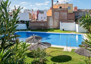 Welcome to this apartment with shared pool outside Seville.