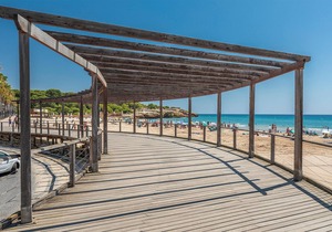 Welcome to this beautiful vacation apartment close to sandy beach.