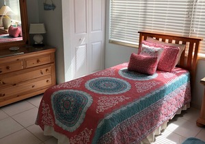 Welcoming 2 bed 2 1/2 bath with stunning ocean views - Retreat # 32
