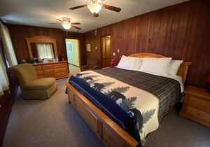 Welcoming king bed studio suite with split bathroom. Close to hiking trails, ski resorts and family parks!
