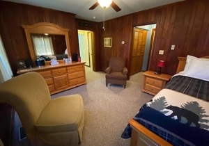Welcoming king bed studio suite with split bathroom. Close to hiking trails, ski resorts and family parks!