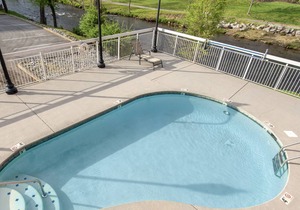 Well-appointed condo in town w. jacuzzi tub, fireplace + pool access
