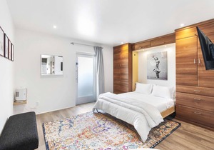 Well appointed DTPH Studio w Pool and Parking