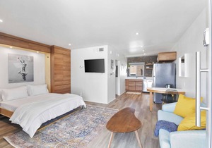 Well appointed DTPH Studio w Pool and Parking