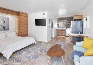 Well appointed DTPH Studio w Pool and Parking