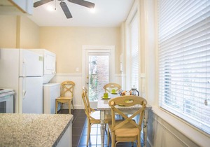 Well Appointed Row Home w/King, Across from Forsyth Park by Lucky Savannah